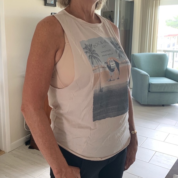 NWT - Adorable sleeveless t-shirt - Picture 3 of 4